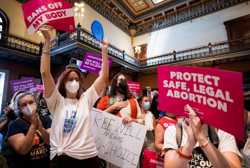 &copy; Reuters. FILE PHOTO: Protesters gather inside the South Carolina House as members debate a new near-total ban on abortion with no exceptions for pregnancies caused by rape or incest at the state legislature in Columbia, South Carolina, U.S. August 30, 2022.  REUTE