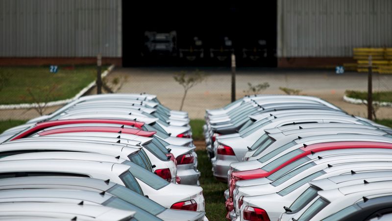 &copy; Reuters. Pátio de veículos da Volkswagen, em Taubaté (SP)
30/03/2015
REUTERS/Roosevelt Cassio