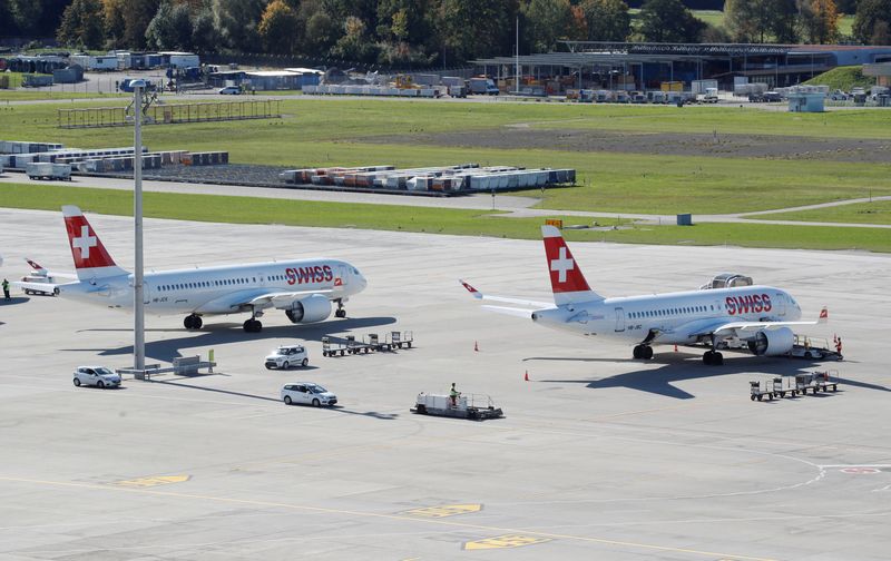 &copy; Reuters. FILE PHOTO: Airbus A220 jets of Swiss Airlines are seen at Zurich airport in Zurich, Switzerland October 16, 2019.  REUTERS/Arnd Wiegmann/File Photo