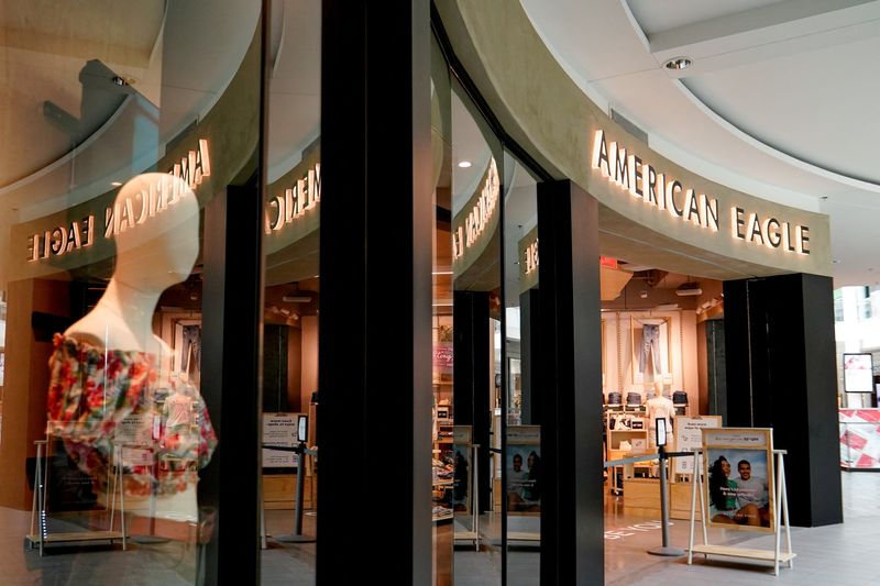 &copy; Reuters. FILE PHOTO: A view of an American Eagle Outfitters store in Arlington, Virginia, U.S., June 1, 2021. REUTERS/Erin Scott