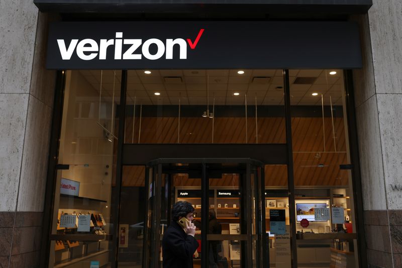 &copy; Reuters. FILE PHOTO: A person walks by a Verizon store in Manhattan, New York City, U.S., November 22, 2021. REUTERS/Andrew Kelly