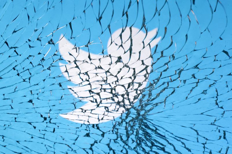 &copy; Reuters. FOTO DE ARCHIVO: El logo de Twitter se ve a través de un cristal roto en esta ilustración tomada. 25 de enero de 2023. REUTERS/Dado Ruvic/