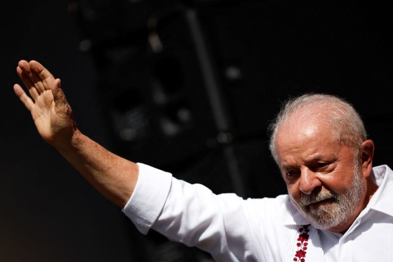 © Reuters. FILE PHOTO: Brazil's President Luiz Inacio Lula da Silva gestures as he takes part in an event organized by labour unions during International Workers' Day, in Sao Paulo, Brazil May 1, 2023. REUTERS/Amanda Perobelli