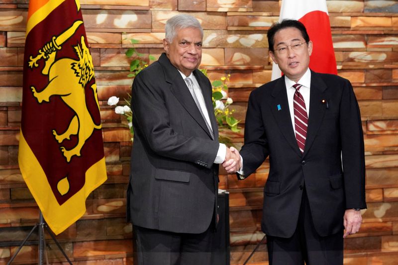 © Reuters. Sri Lankan president Ranil Wickremesinghe and Japanese Prime Minister Fumio Kishida shake hands before their meeting at the Prime Minister's Office Thursday, May 25, 2023, in Tokyo.     Eugene Hoshiko/Pool via REUTERS