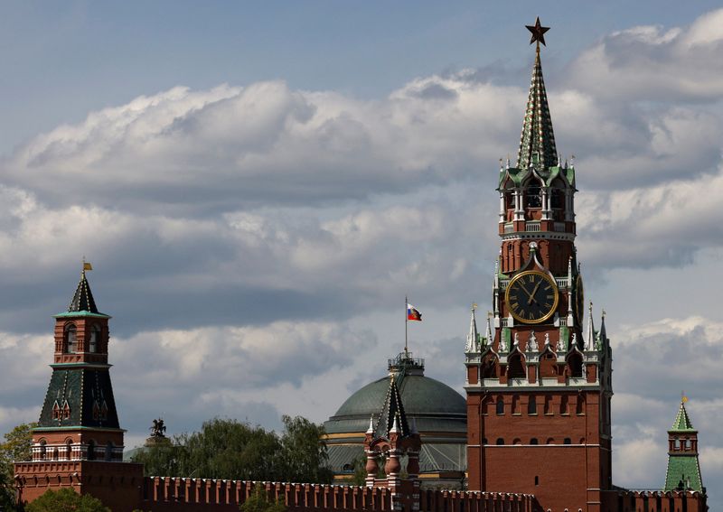 &copy; Reuters. The Russian flag flies on the dome of the Kremlin Senate building behind Spasskaya Tower, in central Moscow, Russia, May 4, 2023. REUTERS/Stringer