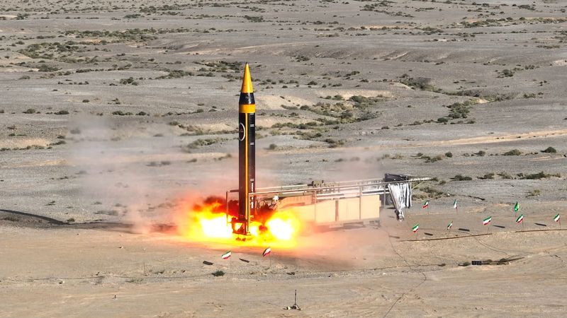 © Reuters. A new surface-to-surface 4th generation Khorramshahr ballistic missile called Khaibar with a range of 2,000 km is launched at an undisclosed location in Iran, in this picture obtained on May 25, 2023. Iran's Ministry of Defence/WANA (West Asia News Agency)/Handout via REUTERS 