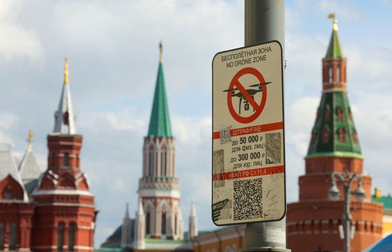 &copy; Reuters. لافتة معلقة بالقرب من متحف الدولة التاريخي وحائط  الكرملين بوسط العاصمة الروسية موسكو تحظر الطائرات المسيرة من التحليق فوق المنطقة في الثا
