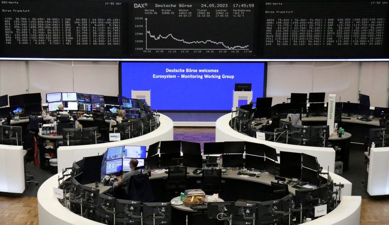 &copy; Reuters. شاشات إلكترونية تعرض حركة تداول الأسهم على مؤشر داكس الألماني ببورصة فرانكفورت يوم الأربعاء. تصوير : 
رويترز .  