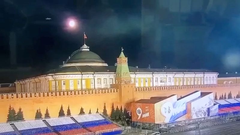 &copy; Reuters. FOTO DE ARCHIVO. Una imagen fija tomada de un vídeo muestra un objeto volador acercándose a la cúpula del edificio del Senado del Kremlin durante el supuesto ataque ucraniano con drones en Moscú, Rusia, en esta imagen tomada de un vídeo obtenido por 