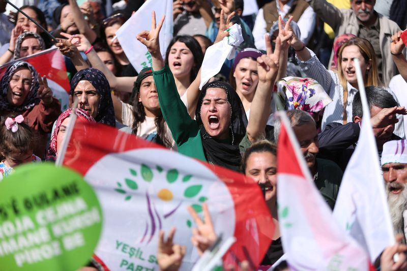 &copy; Reuters. FILE PHOTO: Pro-Kurdish Green Left Party supporters attend a rally ahead of the May 14 presidential and parliamentary elections, in Diyarbakir, Turkey May 13, 2023. REUTERS/Sertac Kayar/File Photo