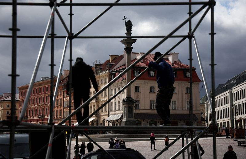 © Reuters. FILE PHOTO: Workers assemble a screen for the audience for the visit of Ukrainian President Volodymyr Zelenskiy, in front of the Royal Castle in the Old Town in Warsaw, Poland, April 4, 2023. REUTERS/Kacper Pempel/File Photo