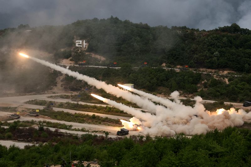 &copy; Reuters.  ５月２５日、韓国軍と米軍は、北朝鮮からの「全面攻撃」を想定した最大規模の実弾演習を開始した。写真は同日、韓国・抱川の演習場で行われた米韓演習で、ロケットを発射する韓国軍