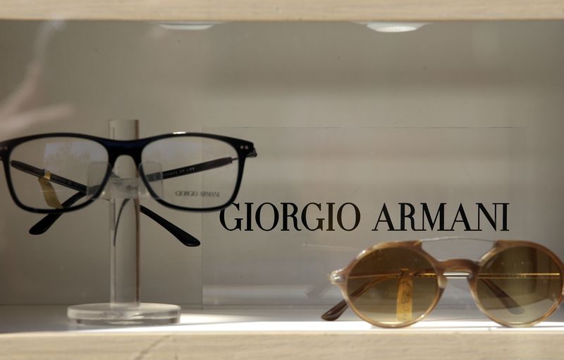 &copy; Reuters. Occhiali Giorgio Armani in un negozio a Roma, 30 marzo 2016. REUTERS/Max Rossii