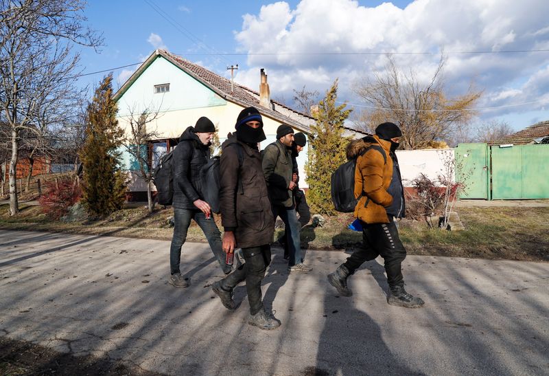 &copy; Reuters. FILE PHOTO: Migrants from Syria walk close to the border with Hungary and Romania in the village of Majdan, Serbia, February 3, 2022. Picture taken February 3, 2022. REUTERS/Bernadett Szabo