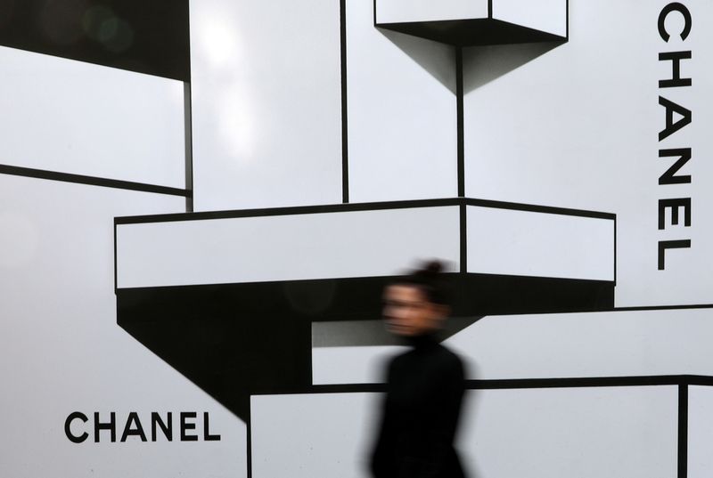 &copy; Reuters. Photo d'archives d'un mur avec les logos de Chanel à Nice. /Photo prise le 22 février 2017 à Nice, en France/REUTERS/Eric Gaillard 