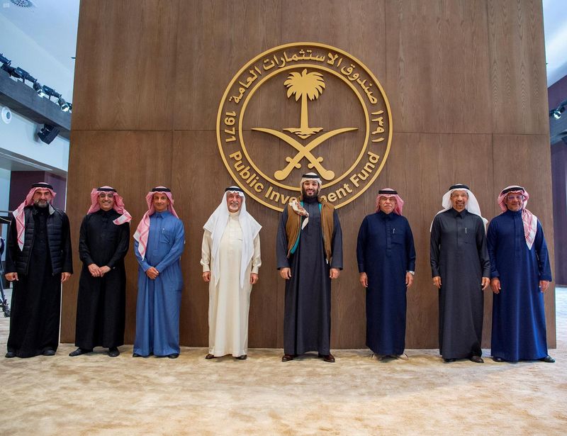 © Reuters. ولي العهد السعودي الأمير محمد بن سلمان يتوسط مسؤولين سعوديين كبار خلال التقاط صورة جماعية لهم في الرياض بمناسبة اجتماع لتدشين استراتيجية الصندوق من 2021 - 2025 . صورة لرويترز من وكالة الأنباء السعودية .