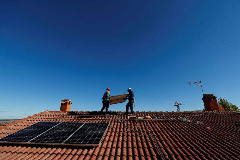 &copy; Reuters. Instalação de painéis solares em telhado na Espanha. REUTERS/Susana Vera