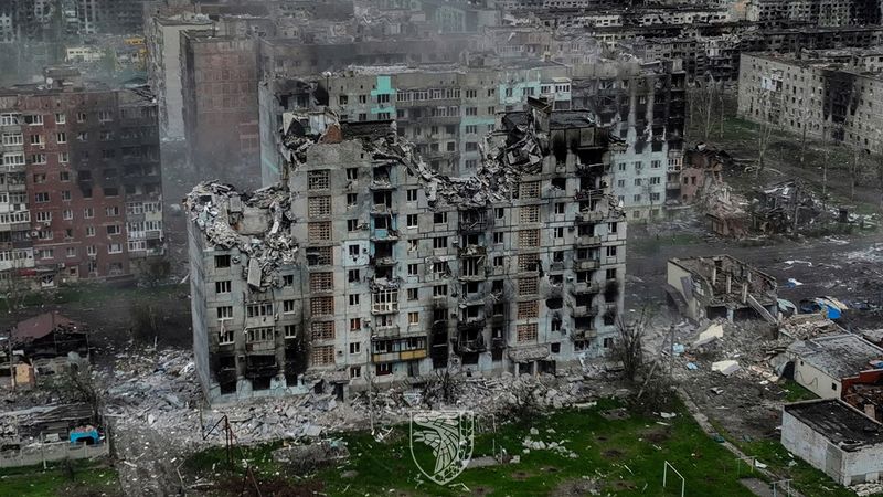 &copy; Reuters. منظر من الجو يصور الأبنية المدمرة في مدينة باخموت بمنطقة دونيتسك الأوكرانية في صورة لرويترز تم بثها في 21 مايو أيار 2023 . يحظر طمس الشعار الموج