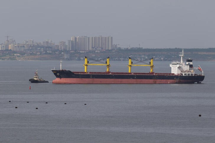 &copy; Reuters. Imagen de archivo del carguero con bandera de Barbados &quot;Super Martinelli&quot; a su llegada al puerto ucraniano de Odesa para reanudar la exportación de cereales.
