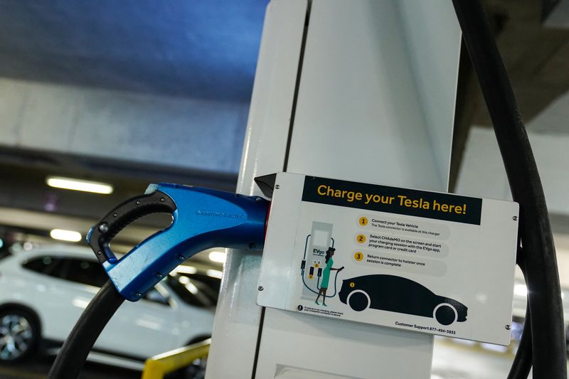 &copy; Reuters. An electric car charging station is seen in the parking garage of Union Station in Washington, U.S., September 29, 2022. REUTERS/Sarah Silbiger/File Photo