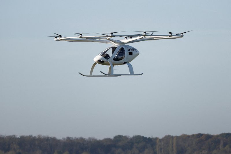 &copy; Reuters. Táxi drone Volocopter 2X realiza um voo integrado no tráfego aéreo convencional no aeródromo Pontoise em Cormeilles-en-Vexin, perto de Paris, França
10/11/2022
REUTERS/Benoit Tessier