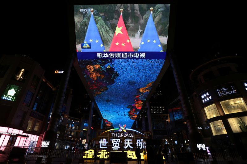 &copy; Reuters. A giant screen shows news footage of Chinese national flags and European Union flags during an EU-China virtual summit, in Beijing, China, April 1, 2022. REUTERS/Tingshu Wang/File Photo