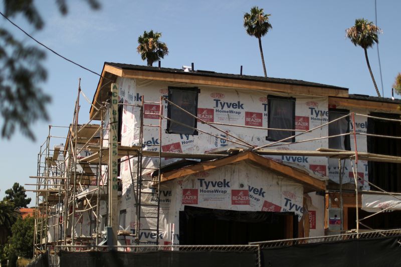 &copy; Reuters. FOTO DE ARCHIVO: Una obra de construcción de un nuevo edificio de apartamentos se ve en Los Ángeles, California, Estados Unidos. 30 de julio de 2018. REUTERS/Lucy Nicholson