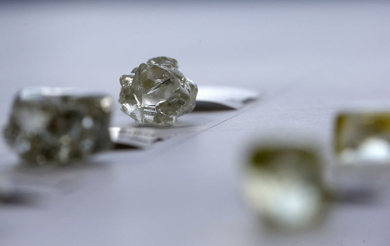&copy; Reuters. FILE PHOTO: Diamonds are displayed at the De Beers Global Sightholder Sales (GSS) in Gaborone, Botswana, November 24, 2015. REUTERS/Siphiwe Sibeko