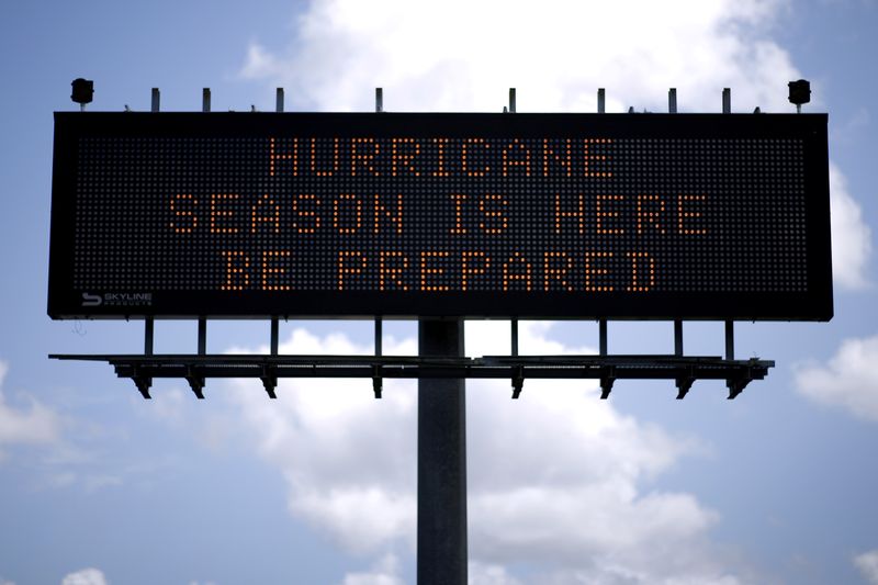 &copy; Reuters. Foto de archivo de un cartel en una autopista durante la temporada de huracanes en Stowell, Texas
Jun 12, 2018. 
REUTERS/Jonathan Bachman