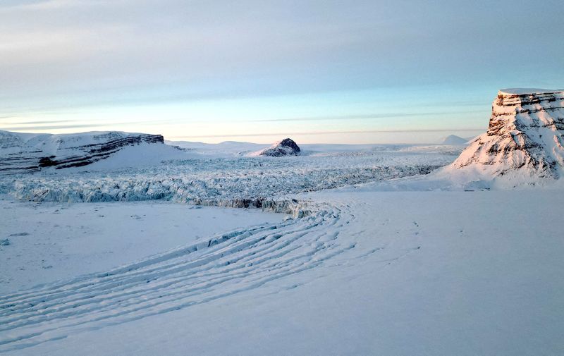 © Reuters. FILE PHOTO: The Kronebreen glacier and its crevasses are seen as the sun sets near Ny-Aalesund, Svalbard, Norway, April 10, 2023.    REUTERS/Lisi Niesner