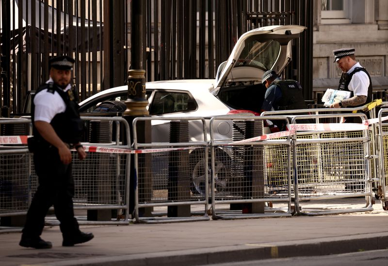 &copy; Reuters. La police travaille sur le site où une voiture a percuté les grilles de Downing Street, à Londres. /Photo prise le 25 mai 2023/REUTERS/Henry Nicholls  