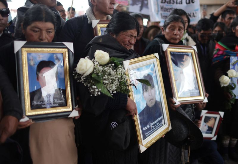 &copy; Reuters. Familiares portando fotos de las víctimas, lloran un mes después de los enfrentamientos más mortíferos en las protestas antigubernamentales contra la presidenta de Perú, Dina Boluarte, en Juliaca, Perú. 9 de febrero, 2023. REUTERS/Pilar Olivares