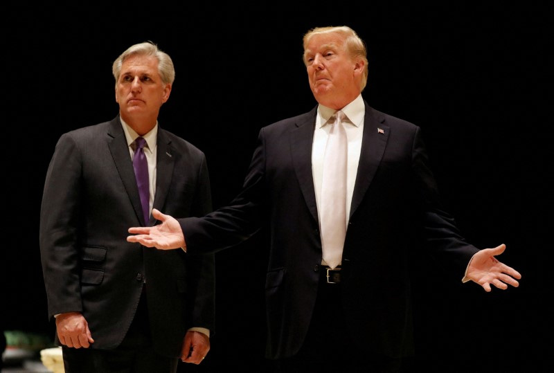 &copy; Reuters. FOTO ARCHIVO: El presidente de Estados Unidos, Donald Trump, habla mientras él y el líder de la mayoría en la Cámara de Representantes, Kevin McCarthy, llegan a cenar al club de golf de Trump en West Palm Beach, Florida, Estados Unidos. 14 de enero, 2