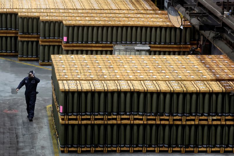 © Reuters. FILE PHOTO: 155mm artillery shells are packed for shipping at the Scranton Army Ammunition Plant in Scranton, Pennsylvania, U.S., February 16, 2023. REUTERS/Brendan McDermid/File Photo