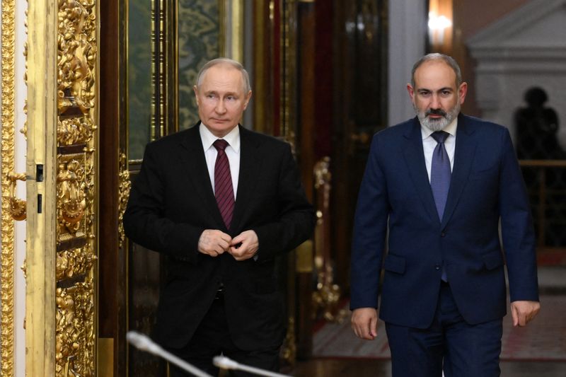 &copy; Reuters. الرئيس الروسي فلاديمير بوتين يلتقي رئيس الوزراء الأرميني نيكول باشينيان على هامش قمة الاتحاد الاقتصادي الأوراسي في موسكو يوم الخميس. صورة 