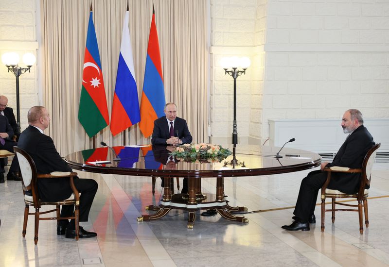 Líderes de Armênia e Azerbaijão falam em progresso por paz após brigarem na frente de Putin