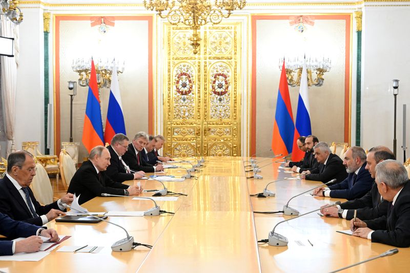 © Reuters. Russian President Vladimir Putin meets with Armenian Prime Minister Nikol Pashinyan on the sidelines of the Eurasian Economic Union summit at the Grand Kremlin Palace, in Moscow, Russia May 25, 2023. Sputnik/Ilya Pitalev/Kremlin via REUTERS  