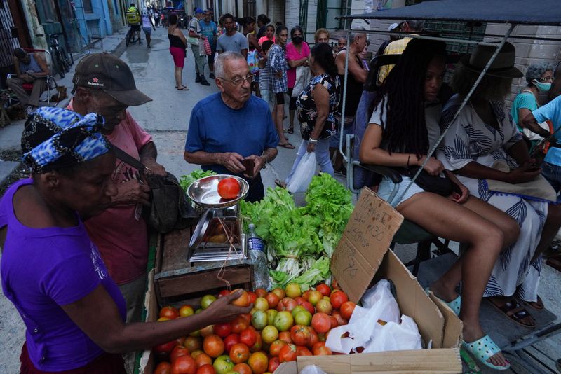 &copy; Reuters. Foto de archivo de cubanos comprando alimentos en una calle en La Habana 
Nov 30, 2022. REUTERS/Alexandre Meneghini