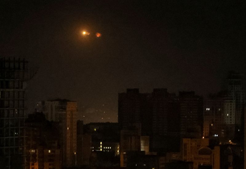 &copy; Reuters. انفجار طائرة مسيرة في سماء مدينة كييف خلال هجمة صاروخية روسية يوم الخميس. تصوير: جليب جارانيش - رويترز.