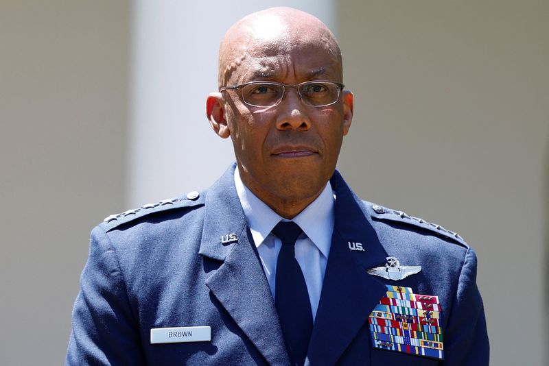 © Reuters. قائد القوات الجوية الجنرال تشارلز كيو. براون في البيت الأبيض بواشنطن يوم الخميس. تصوير: إيفلين هوكستين - رويترز.