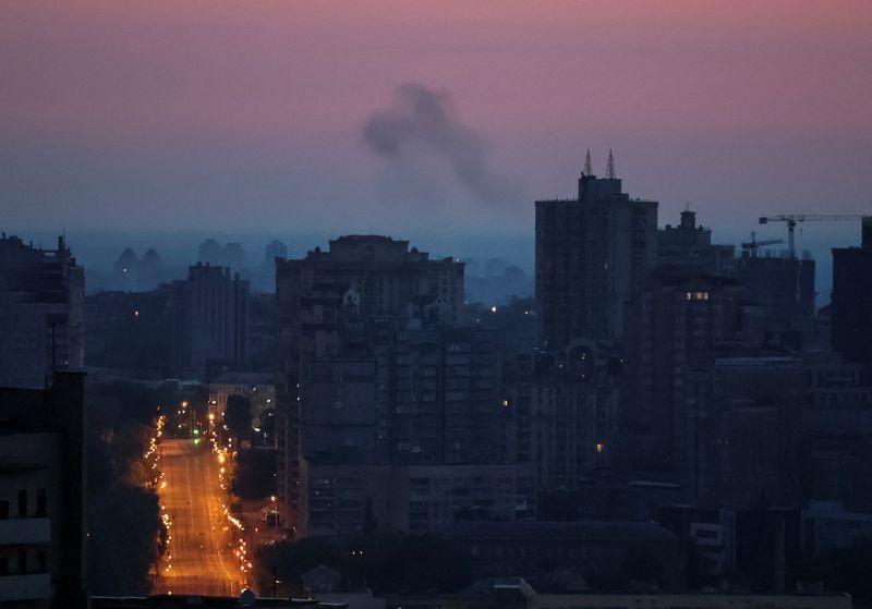 &copy; Reuters. El humo se eleva en el cielo sobre la ciudad después de un ataque con misiles rusos, en medio del ataque de Rusia contra Ucrania, en Kiev, Ucrania. 26 de mayo de 2023. REUTERS/Gleb Garanich