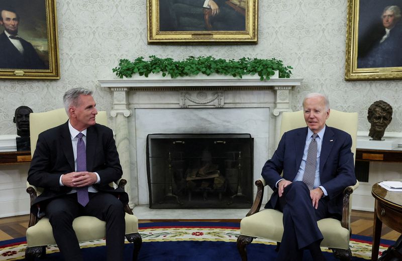 &copy; Reuters. FOTO DE ARCHIVO: El presidente de Estados Unidos, Joe Biden, mantiene conversaciones sobre el límite de deuda con el presidente de la Cámara de Representantes, Kevin McCarthy (R-CA), en el Despacho Oval de la Casa Blanca en Washington, Estados Unidos, 2