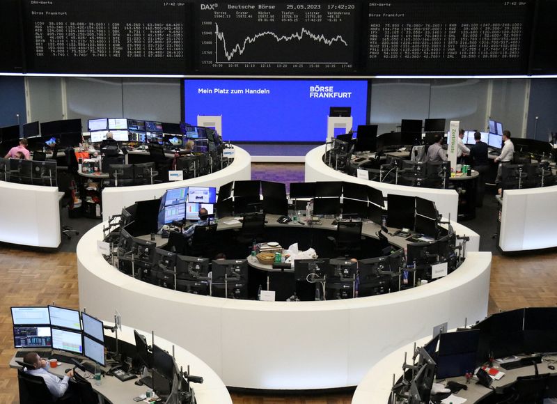 &copy; Reuters. شاشات تعرض بيانات من مؤشر داكس الألماني في بورصة فرانكفورت يوم الخميس. تصوير رويترز.
