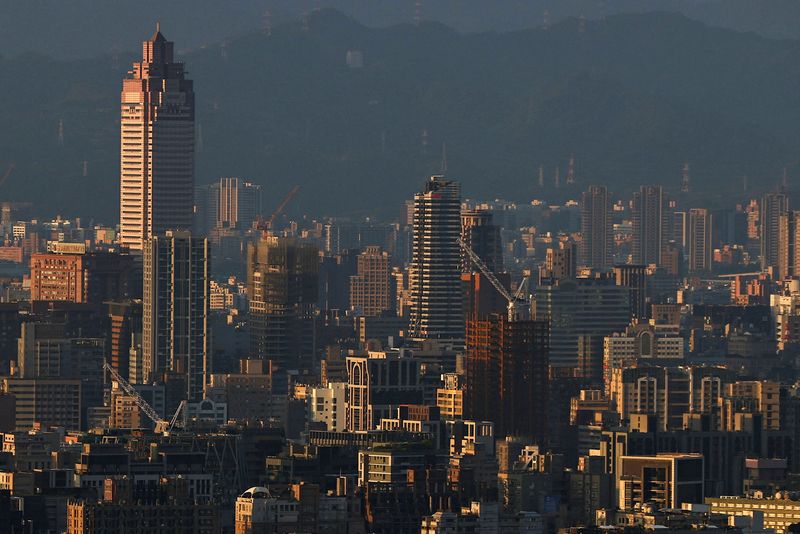 &copy; Reuters. FILE PHOTO-A general view of Taipei skyline during sunrise in Taipei, Taiwan, September 29, 2022. REUTERS/Ann Wang