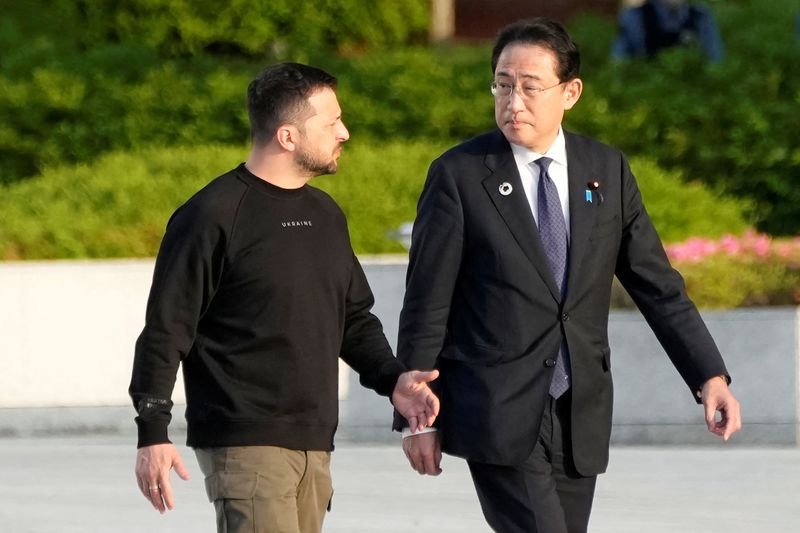 &copy; Reuters. FOTO DE ARCHIVO. El presidente ucraniano, Volodímir Zelenski, es escoltado por el primer ministro japonés, Fumio Kishida, hacia el Cenotafio de las Víctimas de la Bomba Atómica en el Parque Memorial de la Paz de Hiroshima, después de que Zelenski fue