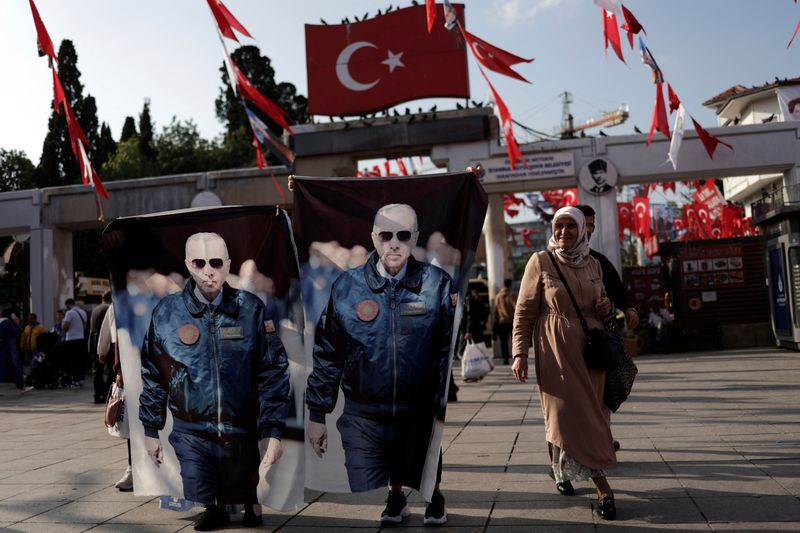 &copy; Reuters. Women display flags with images of Turkish President Tayyip Erdogan next to an election campaign point, ahead of the May 28 presidential runoff vote, in Istanbul, Turkey May 25, 2023. REUTERS/Murad Sezer