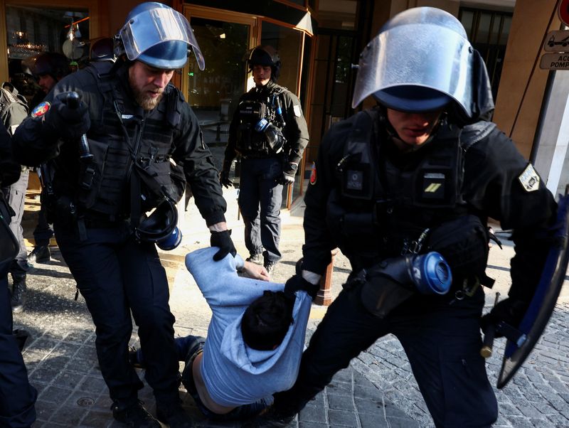 &copy; Reuters. قوات الشرطة الفرنسية تشتبك مع نشطاء المناخ خلال احتجاج ضد شركة توتال إنرجيز في باريس يوم الجمعة. تصوير: ستيفاني ليكوك - رويترز.
