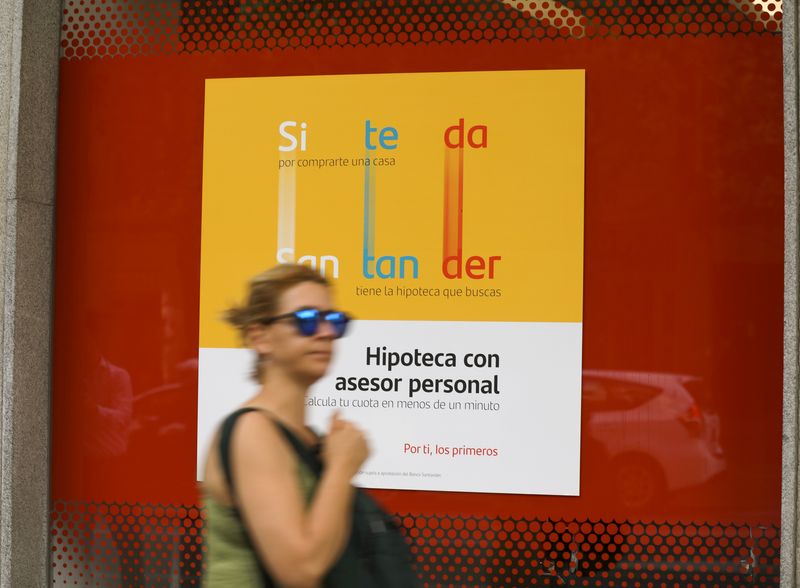 &copy; Reuters. FOTO DE ARCHIVO: Una mujer pasa junto a un anuncio de hipotecas en una sucursal del banco Santander en Madrid, España, 14 de junio de 2022. Foto tomada el 14 de junio de 2022. REUTERS/Isabel Infantes