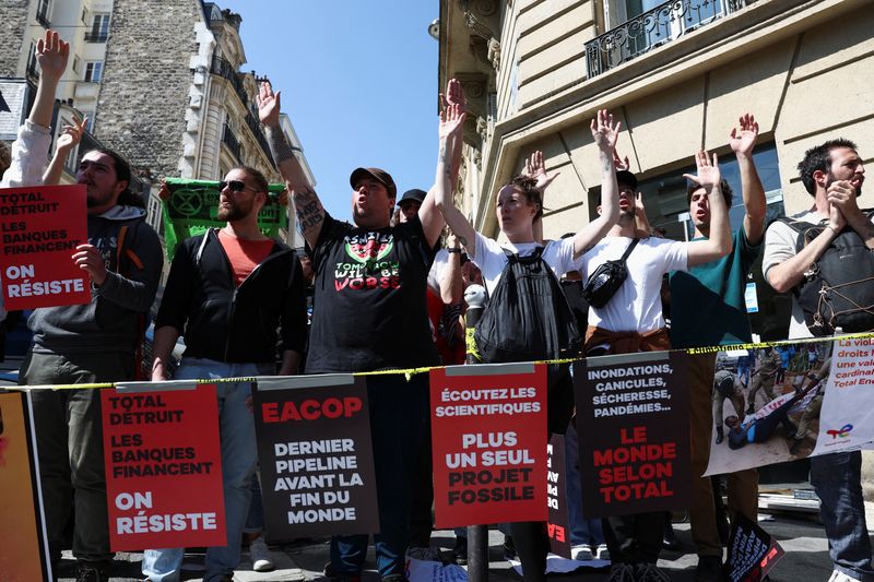 © Reuters. Environmental activists protest against TotalEnergies and the East African Crude Oil Pipeline (EACOP) on the day TotalEnergies holds its annual shareholders meeting in Paris, France, May 26, 2023. REUTERS/Stephanie Lecocq