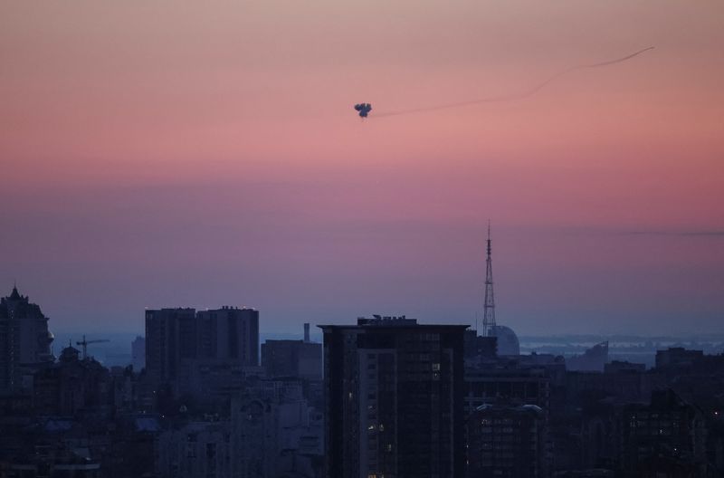 &copy; Reuters. Míssil russo é explodido no céu durante ataque em Kiev, Ucrânia
26/05/2023
REUTERS/Gleb Garanich